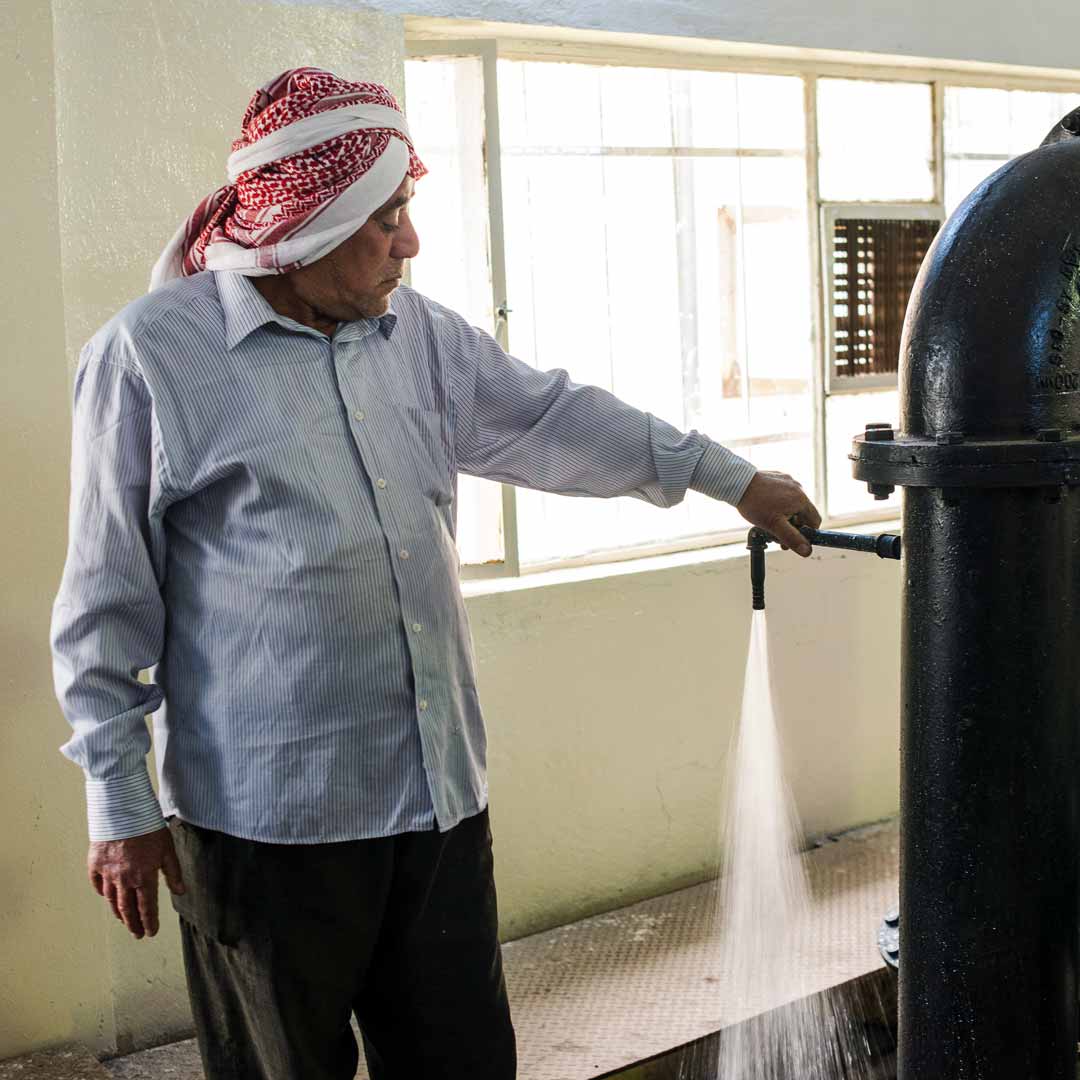 A man demonstrates a pump at the water treatment plant in Salamiyah, Iraq. Photo: Alex Potter/UNDP