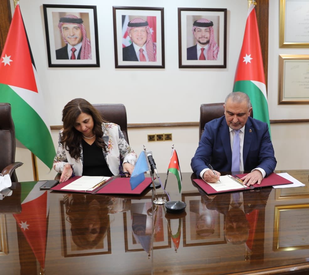 ESCWA Executive Secretary Rola Dashti and the Minister of Planning and International Cooperation Nasser Shraideh signing an agreement in Amman to technically support the Department of Statistics (DoS) in Jordan 