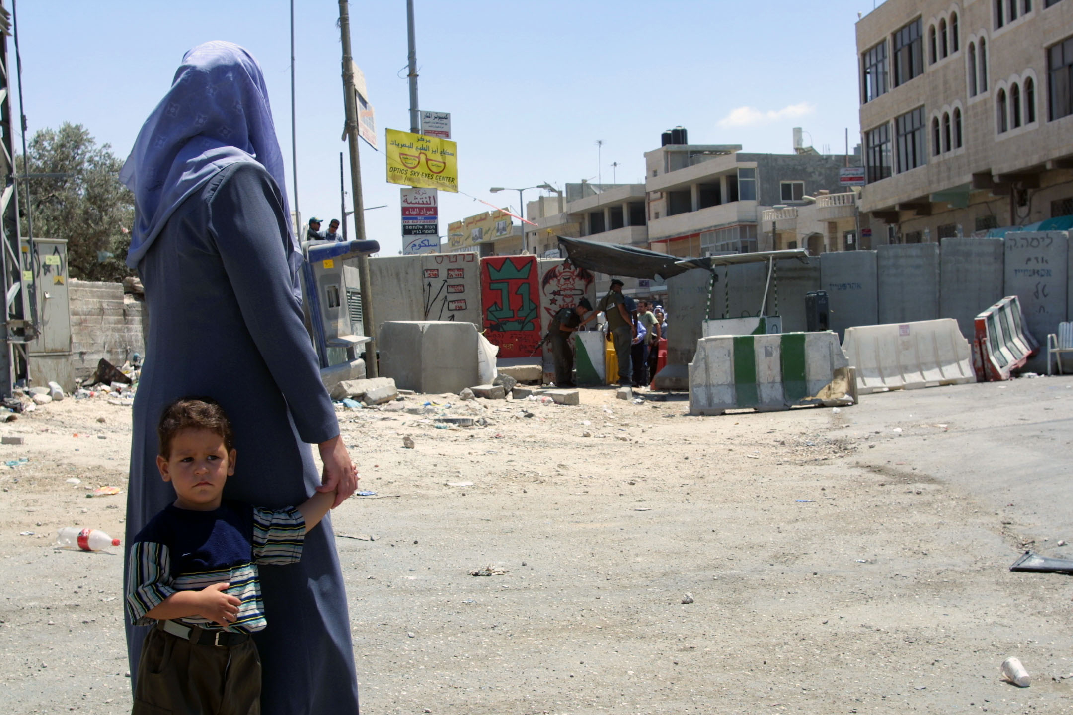 Palestinian women with her child